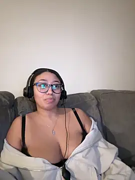 Snapshot of minha_baby chatting on 5, 12, 2025 minha baby online show from 5, 12, 2025