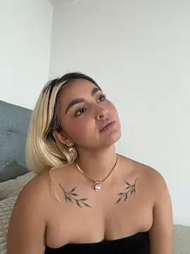 Snapshot of Elina_Hills chatting on 17, 12, 2025 Elina Hills online show from 17, 12, 2025