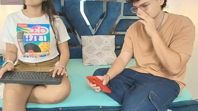 Snapshot of Zoe_And_Dylan_ chatting on 11, 11, 2025 Zoe And Dylan online show from 11, 11, 2025