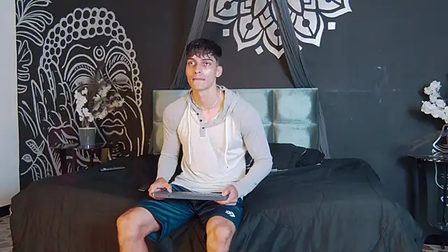 Snapshot of AlessioVitale chatting on 6, 11, 2025 AlessioVitale online show from 6, 11, 2025