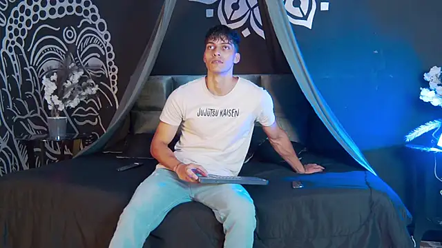 Snapshot of AlessioVitale chatting on 7, 11, 2025 AlessioVitale online show from 7, 11, 2025