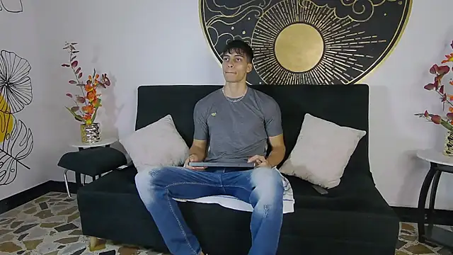 Snapshot of AlessioVitale chatting on 10, 11, 2025 AlessioVitale online show from 10, 11, 2025