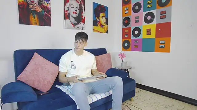 Snapshot of AlessioVitale chatting on 21, 11, 2025 AlessioVitale online show from 21, 11, 2025