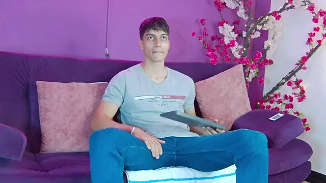 Snapshot of AlessioVitale chatting on 26, 11, 2025 AlessioVitale online show from 26, 11, 2025