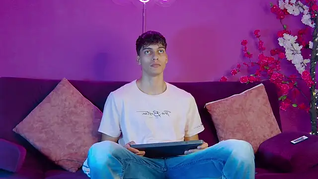 Snapshot of AlessioVitale chatting on 27, 11, 2025 AlessioVitale online show from 27, 11, 2025