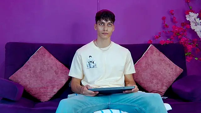 Snapshot of AlessioVitale chatting on 28, 11, 2025 AlessioVitale online show from 28, 11, 2025