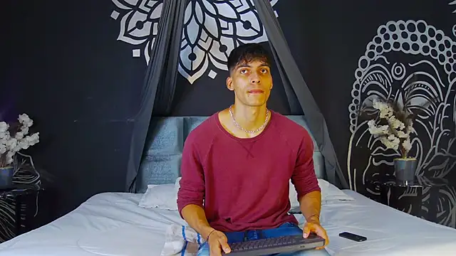 Snapshot of AlessioVitale chatting on 5, 12, 2025 AlessioVitale online show from 5, 12, 2025