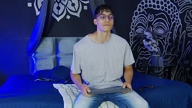 Snapshot of AlessioVitale chatting on 17, 12, 2025 AlessioVitale online show from 17, 12, 2025