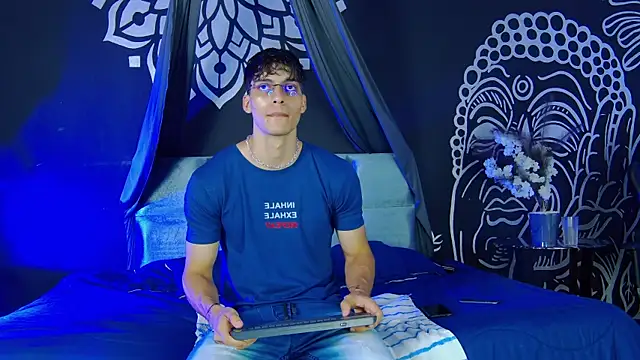 Snapshot of AlessioVitale chatting on 18, 12, 2025 AlessioVitale online show from 18, 12, 2025