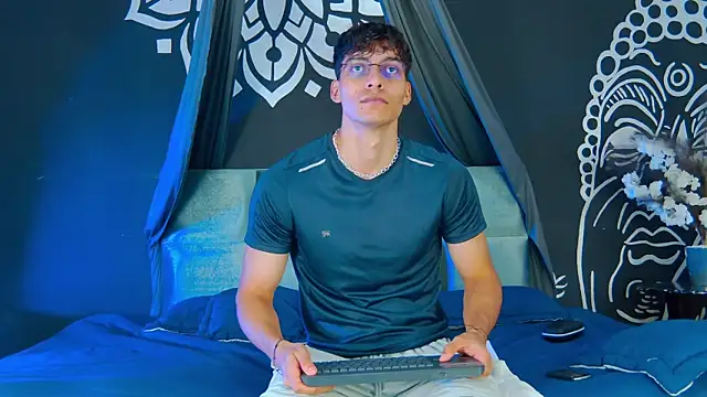 Snapshot of AlessioVitale chatting on 21, 12, 2025 AlessioVitale online show from 21, 12, 2025