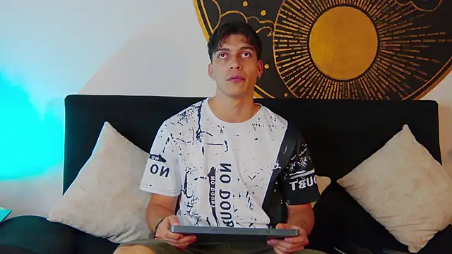 AlessioVitale online show from 24, 2, 2026