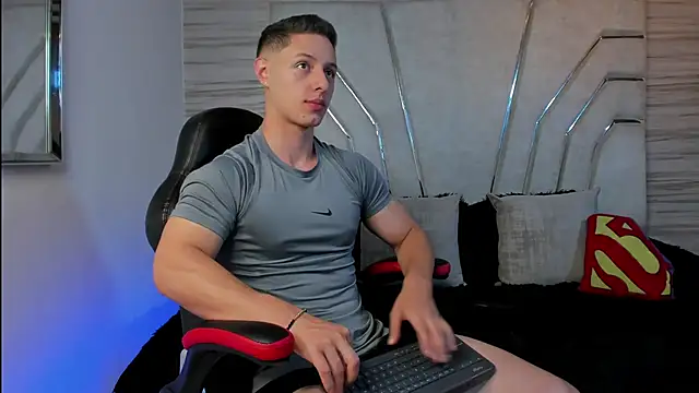 Snapshot of MAXTHOMSON chatting on 8, 11, 2025 MAXTHOMSON online show from 8, 11, 2025