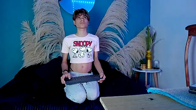 Snapshot of Leo_Glow chatting on 5, 12, 2025 Leo Glow online show from 5, 12, 2025