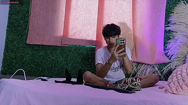 Leo Glow online show from 5, 3, 2026