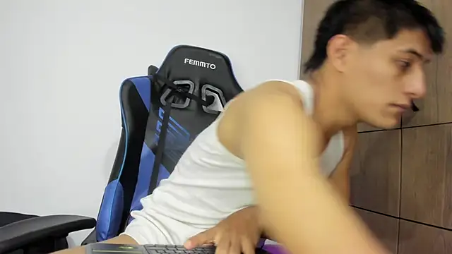 Snapshot of dorman_boy chatting on 5, 12, 2025 dorman boy online show from 5, 12, 2025