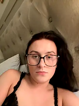 Snapshot of EmLovesxx chatting on 8, 11, 2025 EmLovesxx online show from 8, 11, 2025