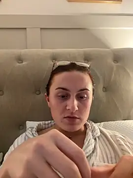 Snapshot of EmLovesxx chatting on 17, 11, 2025 EmLovesxx online show from 17, 11, 2025