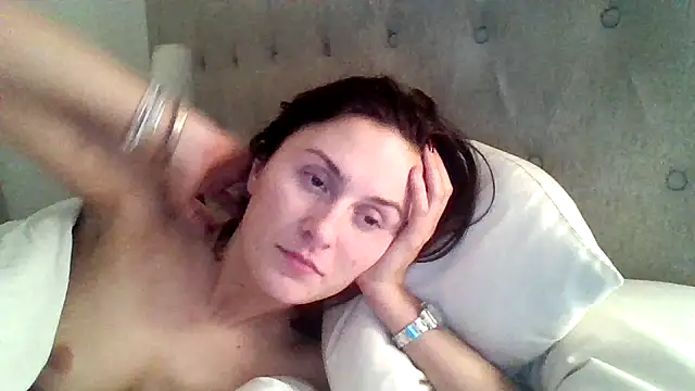 Snapshot of EmLovesxx chatting on 20, 12, 2025 EmLovesxx online show from 20, 12, 2025