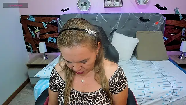  sarah lovely online show from 31, 10, 2025