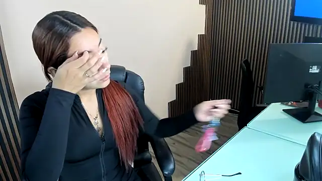 Snapshot of desk_desire chatting on 17, 12, 2025 desk desire online show from 17, 12, 2025