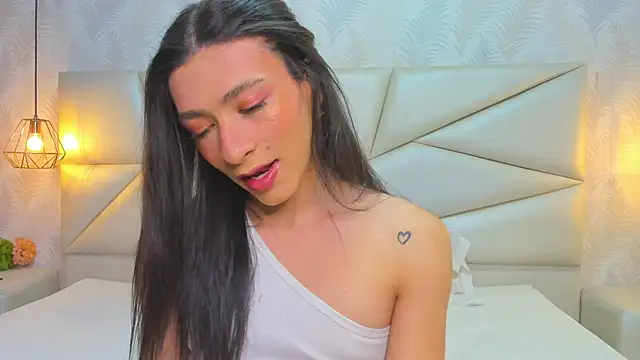 Snapshot of laurettedela_rouse chatting on 4, 11, 2025 laurettedela rouse online show from 4, 11, 2025