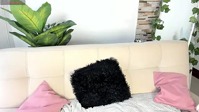 Evelyn R  online show from 18, 4, 2026