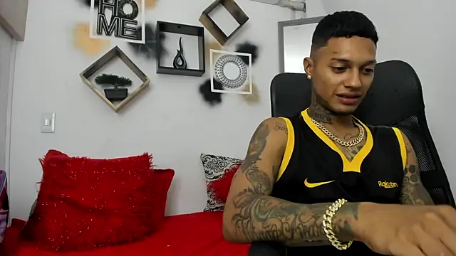 Snapshot of YuleimysAndAlex chatting on 8, 11, 2025 YuleimysAndAlex online show from 8, 11, 2025