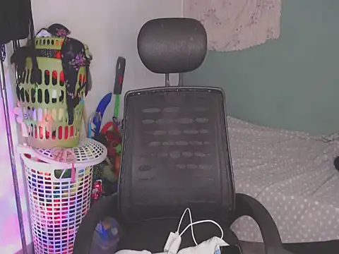 shayna cute online show from 3, 7, 2026
