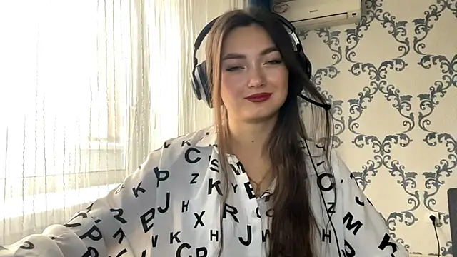 Snapshot of TwotyBright chatting on 6, 11, 2025 TwotyBright online show from 6, 11, 2025