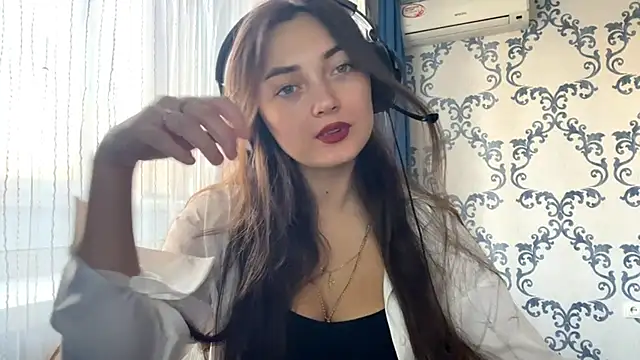 Snapshot of TwotyBright chatting on 8, 11, 2025 TwotyBright online show from 8, 11, 2025