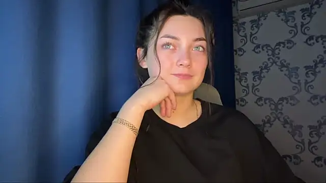 Snapshot of TwotyBright chatting on 25, 11, 2025 TwotyBright online show from 25, 11, 2025