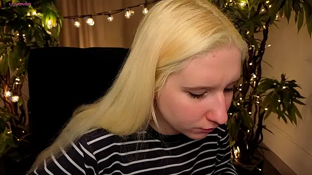 Snapshot of JoanneSmith chatting on 22, 12, 2025 JoanneSmith online show from 22, 12, 2025