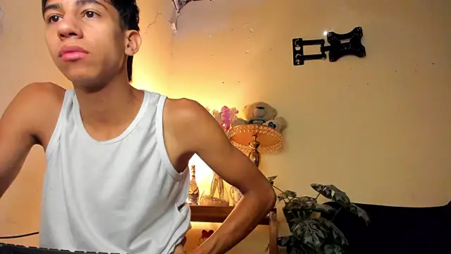 Snapshot of lucian_davii chatting on 5, 12, 2025 lucian davii online show from 5, 12, 2025