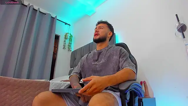 Snapshot of noah_corvelle chatting on 3, 2, 2026 noah corvelle online show from 3, 2, 2026