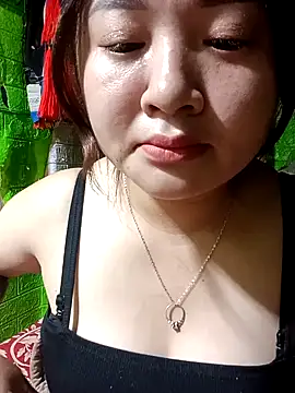 Snapshot of Bee-bgolden chatting on 8, 11, 2025 Bee-bgolden online show from 8, 11, 2025