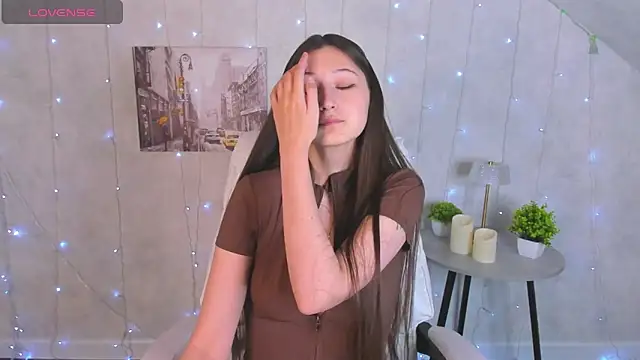 Snapshot of Ella_Burns chatting on 2, 12, 2025 Ella Burns online show from 2, 12, 2025