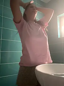 Snapshot of EdaQueen chatting on 18, 11, 2025 EdaQueen online show from 18, 11, 2025