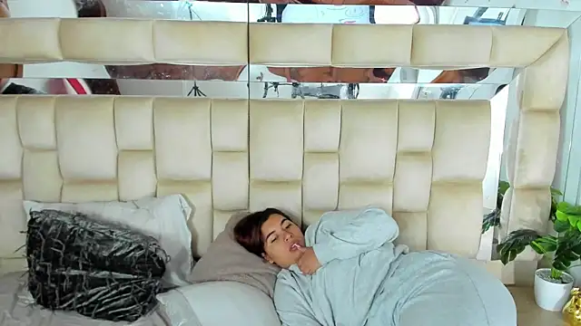 Snapshot of HotVoltage chatting on 18, 11, 2025 HotVoltage online show from 18, 11, 2025