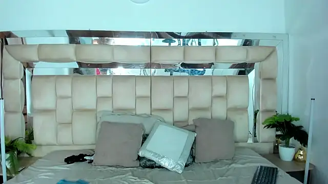 Snapshot of HotVoltage chatting on 2, 12, 2025 HotVoltage online show from 2, 12, 2025