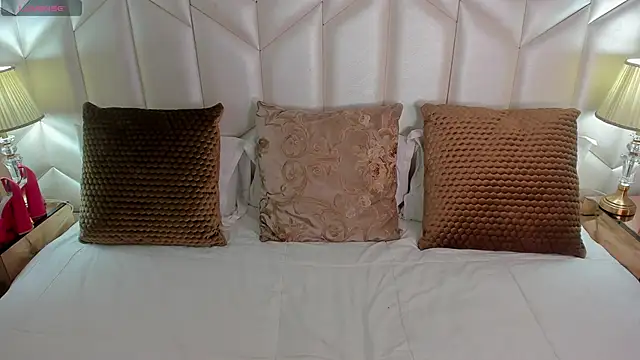 Snapshot of Bella__carther chatting on 10, 11, 2025 Bella carther online show from 10, 11, 2025