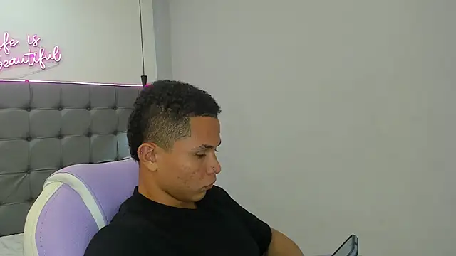 Snapshot of Liams18 chatting on 20, 12, 2025 Liams18 online show from 20, 12, 2025