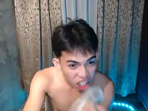 Snapshot of Urhotsilverboy chatting on 3, 12, 2025 Urhotsilverboy online show from 3, 12, 2025