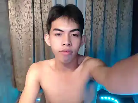 Snapshot of Urhotsilverboy chatting on 5, 12, 2025 Urhotsilverboy online show from 5, 12, 2025