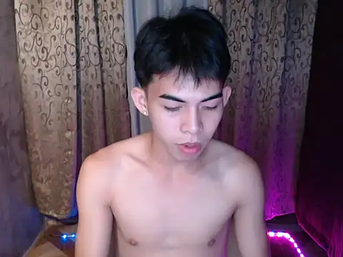 Snapshot of Urhotsilverboy chatting on 5, 12, 2025 Urhotsilverboy online show from 5, 12, 2025