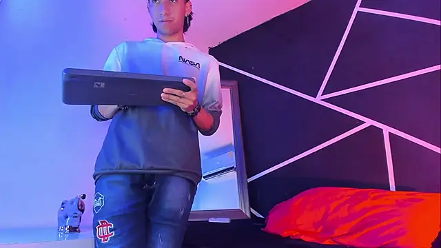 Austin Santos  online show from 7, 11, 2025