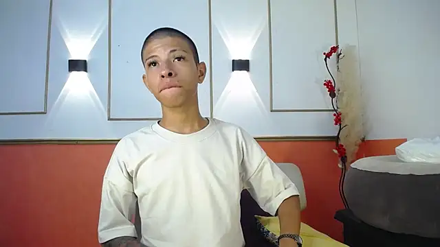 Snapshot of Tessachains_2_ chatting on 26, 11, 2025 Tessachains 2 online show from 26, 11, 2025