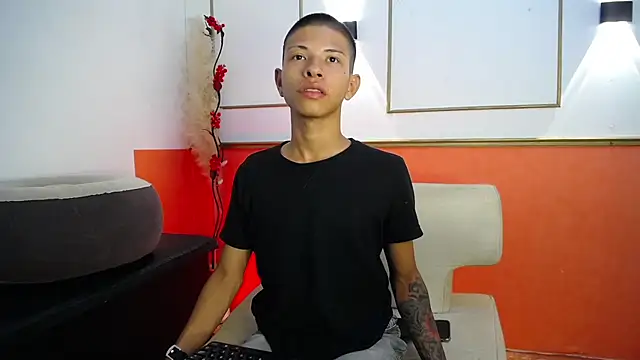 Snapshot of Tessachains_2_ chatting on 4, 12, 2025 Tessachains 2 online show from 4, 12, 2025