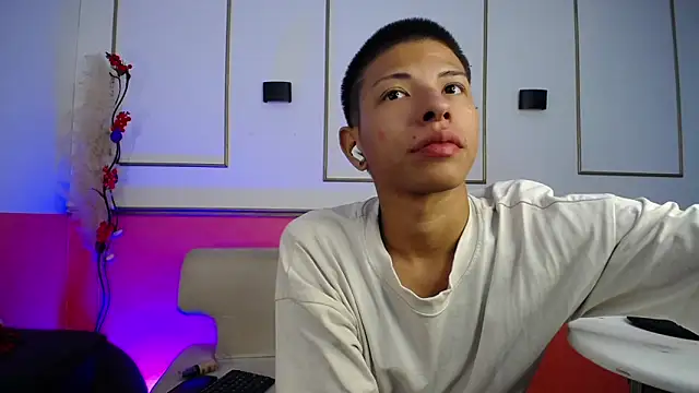 Snapshot of Tessachains_2_ chatting on 17, 12, 2025 Tessachains 2 online show from 17, 12, 2025