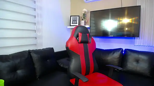 Snapshot of Tessachains_2_ chatting on 19, 12, 2025 Tessachains 2 online show from 19, 12, 2025