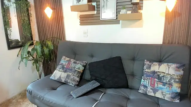 Snapshot of Emmafranco chatting on 12, 11, 2025 Emmafranco online show from 12, 11, 2025